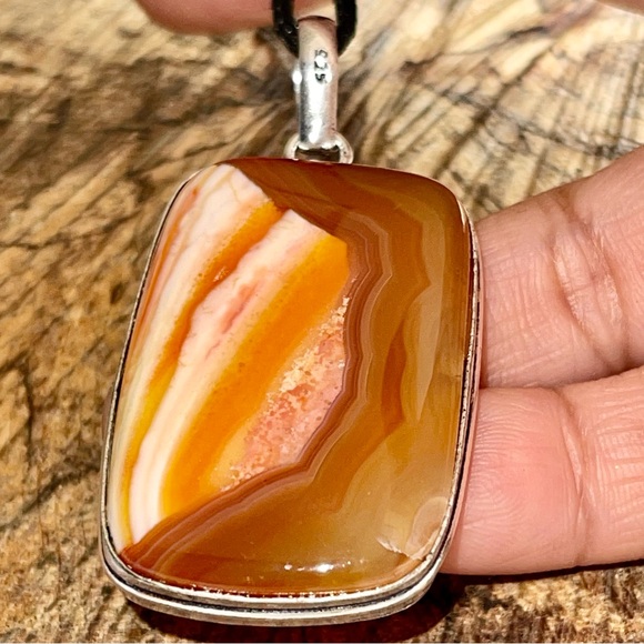 Beautiful Sardonyx Agate Pendant 2 1/4” - Picture 6 of 15